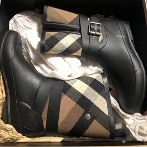 Burberry Holloway boots
